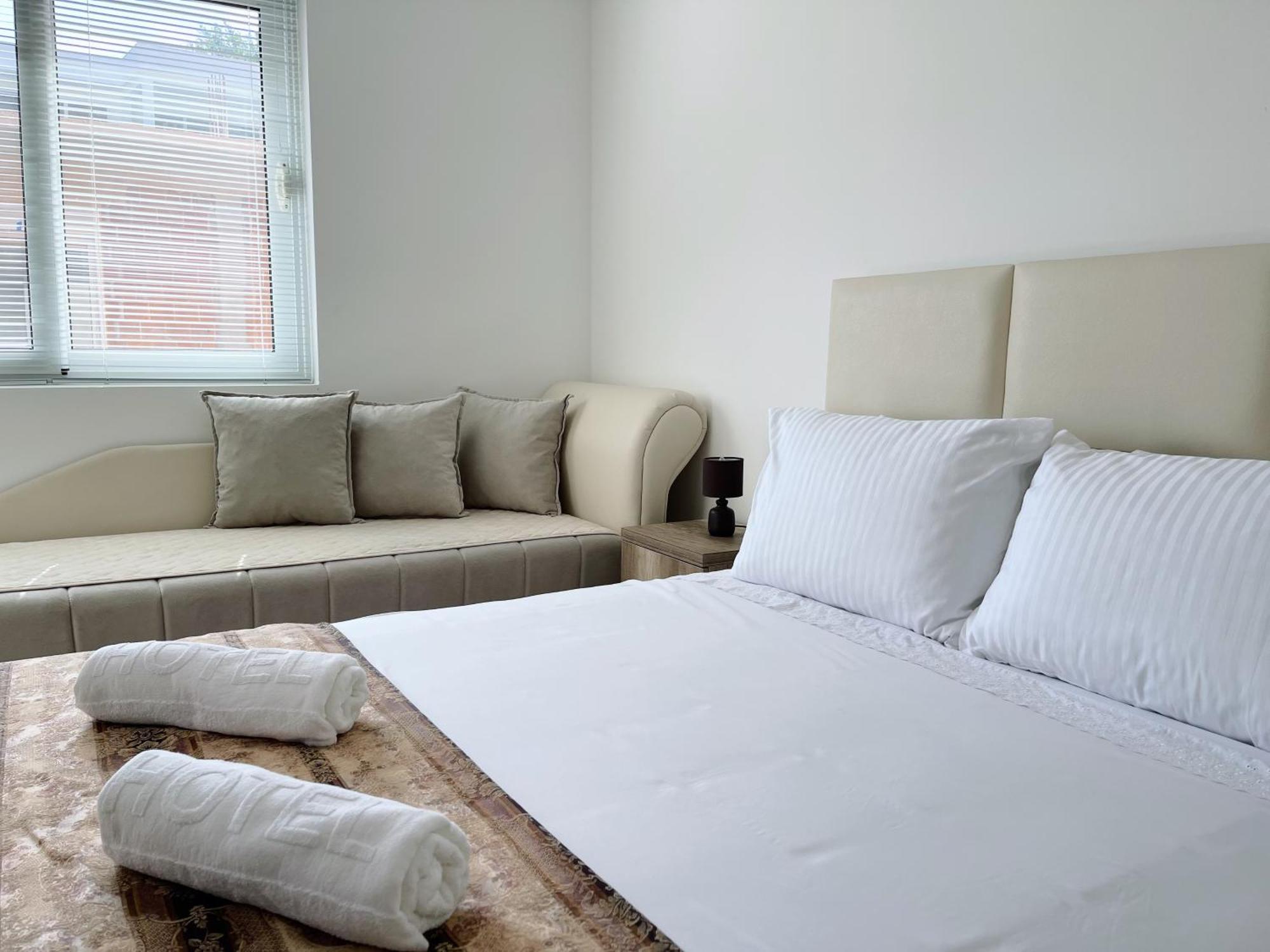 Guest House Koliqi - Hotel & Apartments ウルツィニ エクステリア 写真