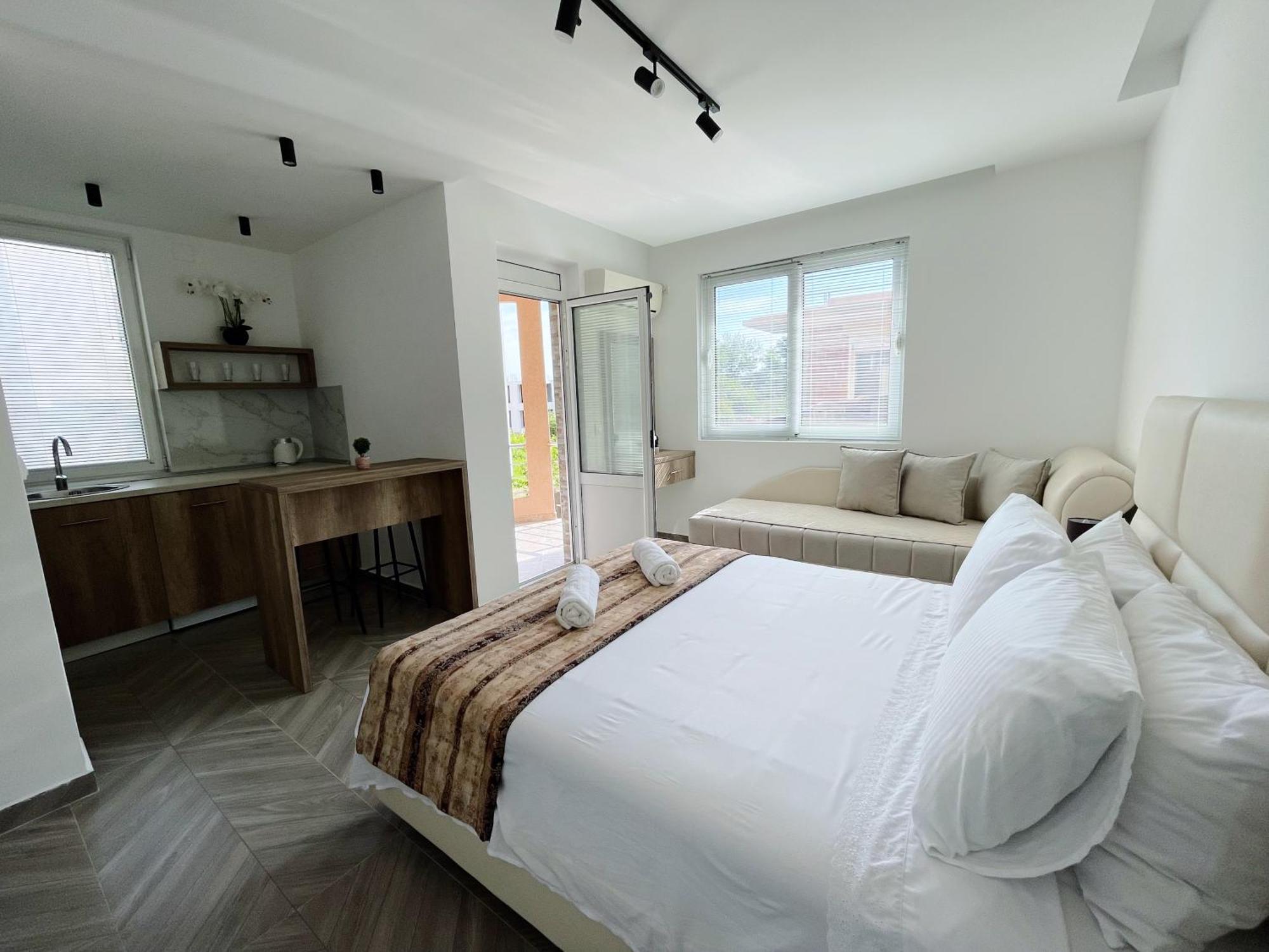 Guest House Koliqi - Hotel & Apartments ウルツィニ エクステリア 写真