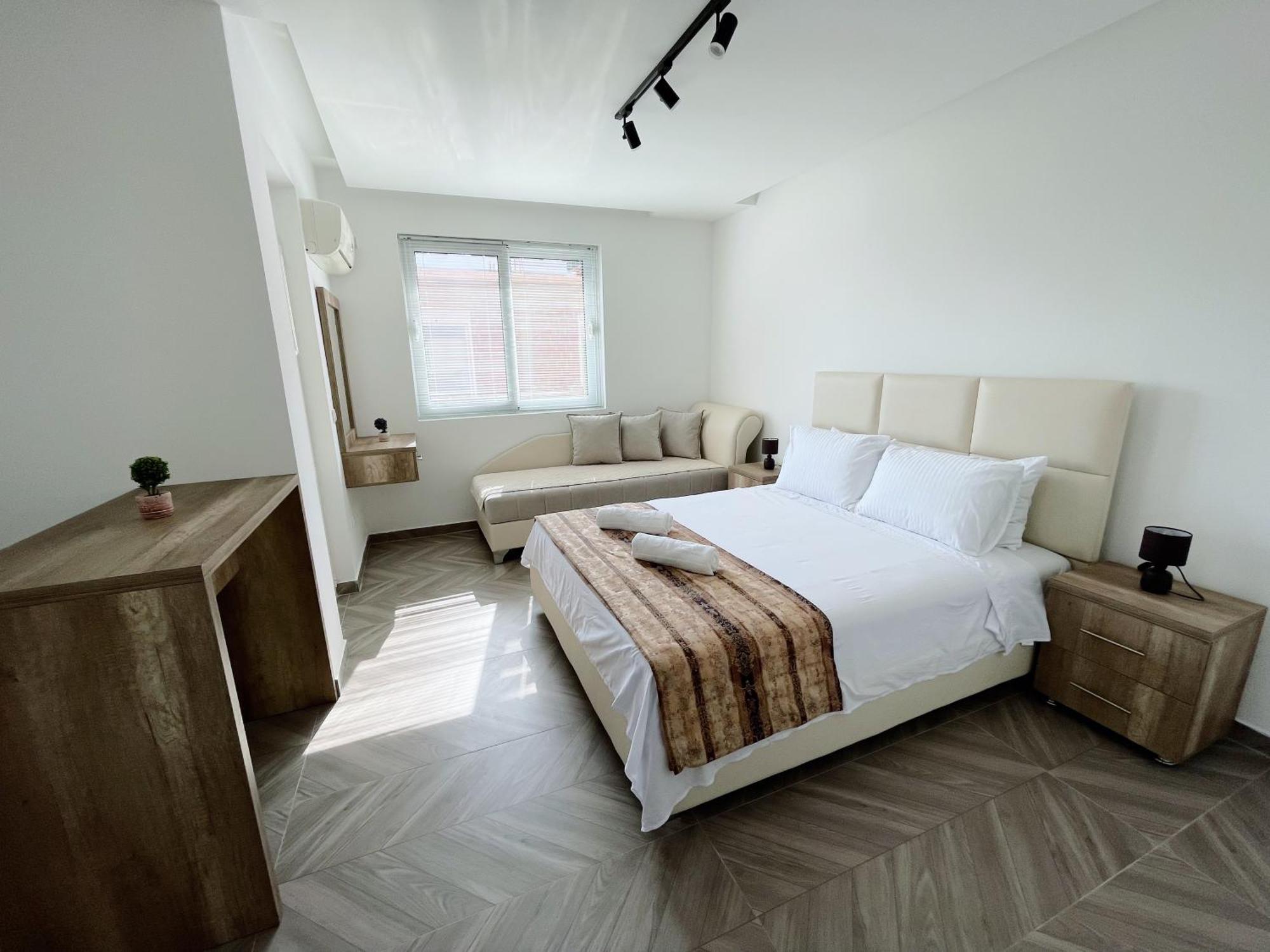 Guest House Koliqi - Hotel & Apartments ウルツィニ エクステリア 写真