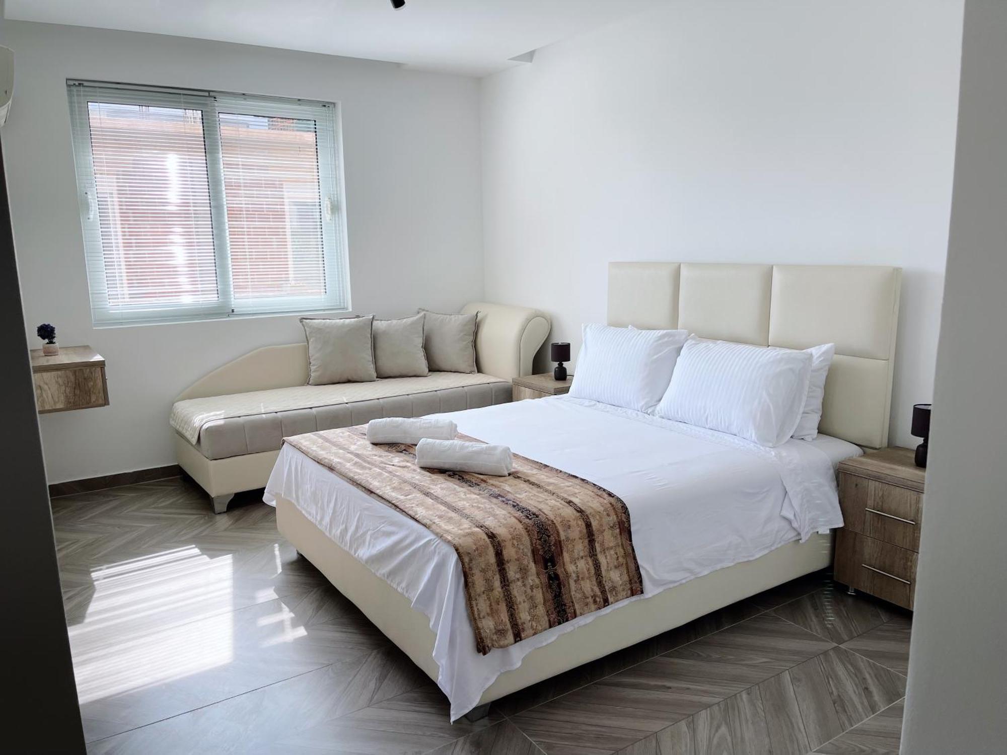 Guest House Koliqi - Hotel & Apartments ウルツィニ エクステリア 写真