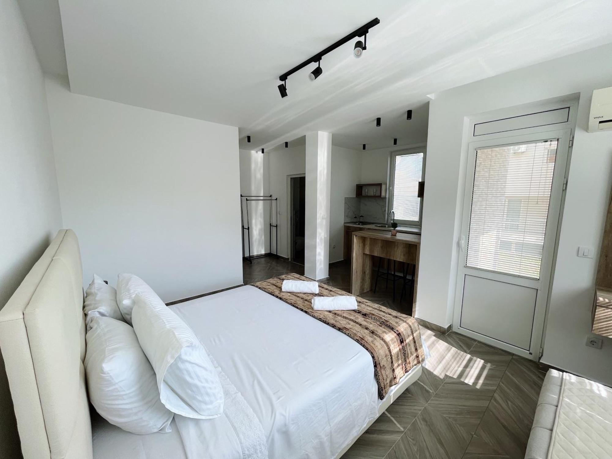 Guest House Koliqi - Hotel & Apartments ウルツィニ エクステリア 写真