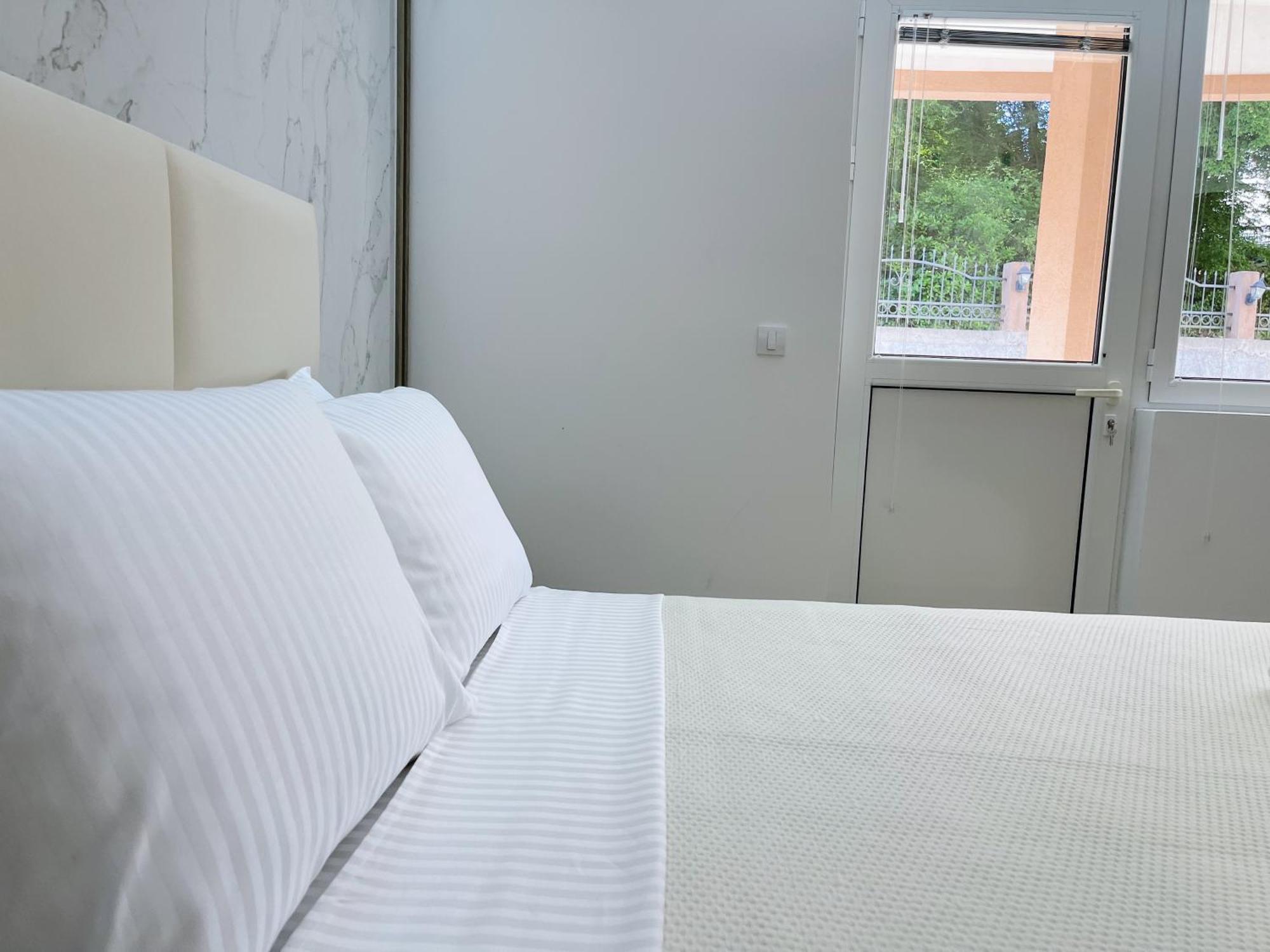 Guest House Koliqi - Hotel & Apartments ウルツィニ エクステリア 写真