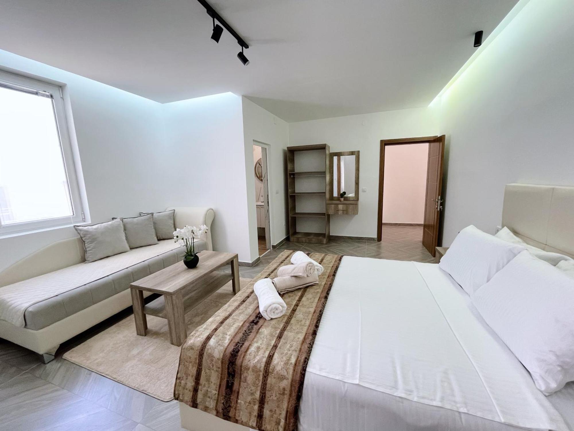 Guest House Koliqi - Hotel & Apartments ウルツィニ エクステリア 写真