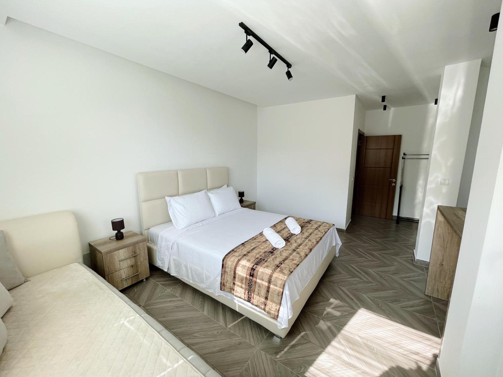 Guest House Koliqi - Hotel & Apartments ウルツィニ エクステリア 写真