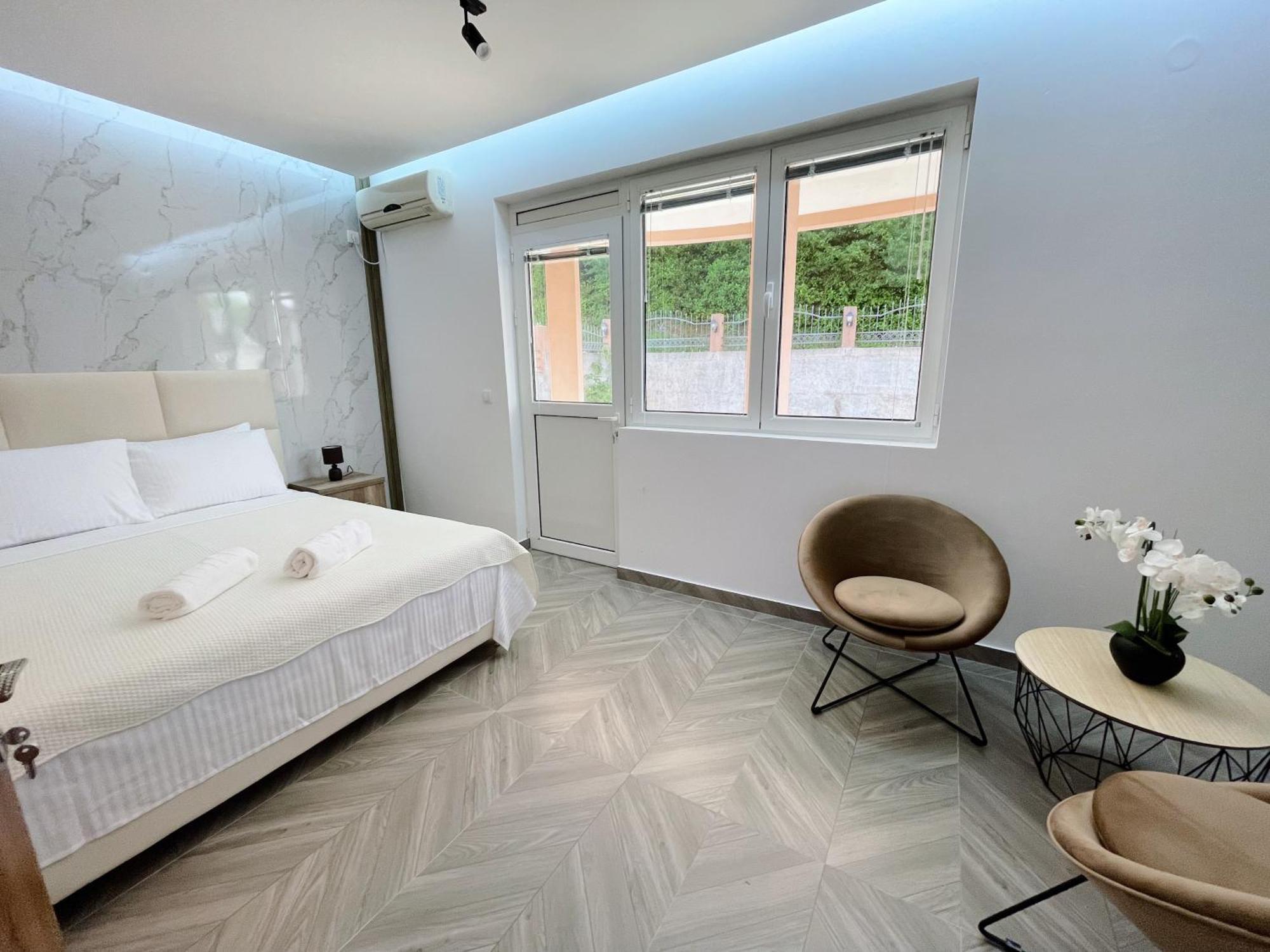 Guest House Koliqi - Hotel & Apartments ウルツィニ エクステリア 写真