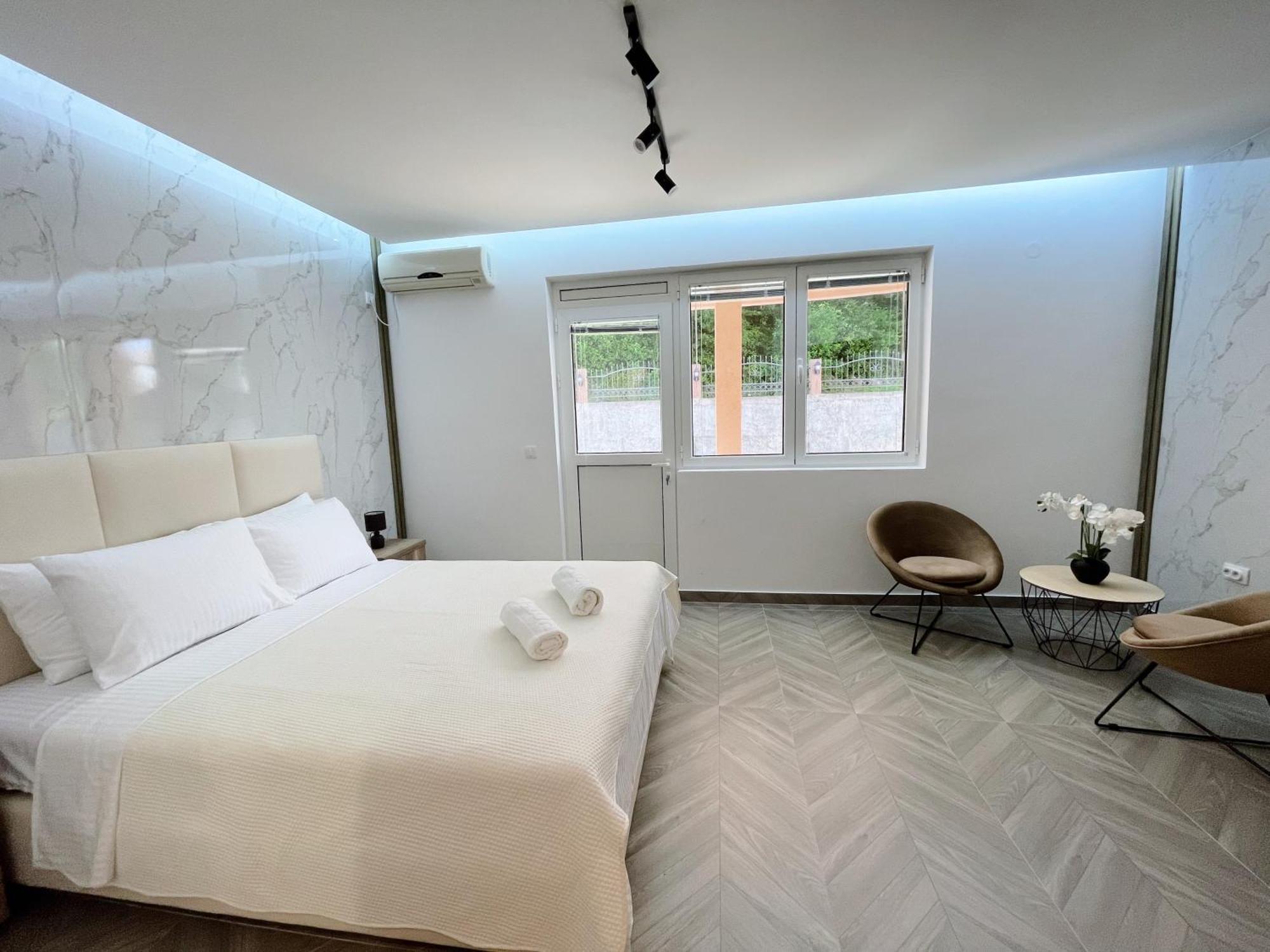 Guest House Koliqi - Hotel & Apartments ウルツィニ エクステリア 写真